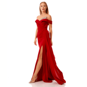 Vestido elegante rojo con drapeado en cintura y abertura alta para eventos