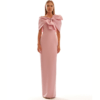 Vestido largo rosa elegante con gran lazo estructurado para madrina o invitada de boda