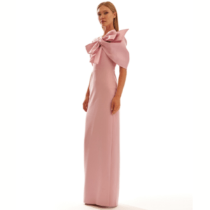 Vestido de fiesta rosa con diseño minimalista y detalle de capa en hombros
