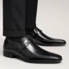 Mocasín negro de ceremonia para hombre en piel con adorno metálico y detalles texturizados, perfecto para bodas y eventos elegantes