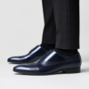 Zapato de ceremonia para hombre en piel azul marino con detalles microperforados visto de perfil