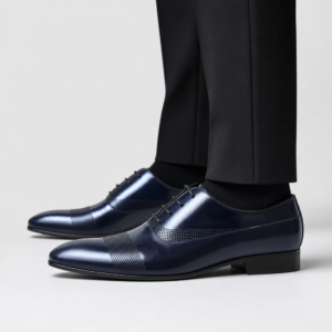 Zapato de ceremonia para hombre en piel azul marino con detalles microperforados visto de perfil