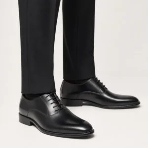 apato Oxford de ceremonia para hombre en piel natural color negro, vista lateral mostrando silueta clásica y suela de cuero