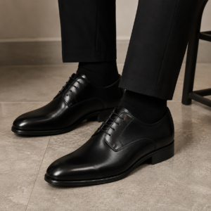 Zapato Oxford de hombre en piel negra marca Sergio Serrano, vista lateral, ideal para ceremonia y boda