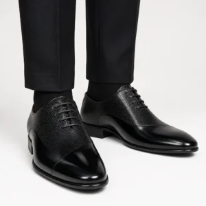 zapato oxford negro grabado frontal.jpg