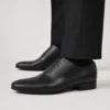 Zapato Oxford negro mate de piel para hombre con cordones y detalle microperforado, ideal para bodas, novios e invitados