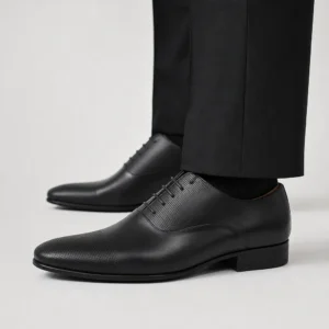Zapato Oxford negro mate de piel para hombre con cordones y detalle microperforado, ideal para bodas, novios e invitados