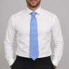 Corbata azul celeste para hombre con pequeños motivos ornamentales blancos