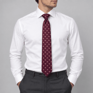Corbata burdeos de hombre con pequeños motivos ornamentales